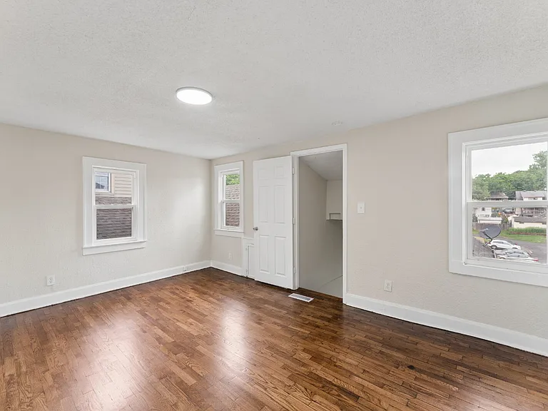 1049 Calvin St — Photo 25