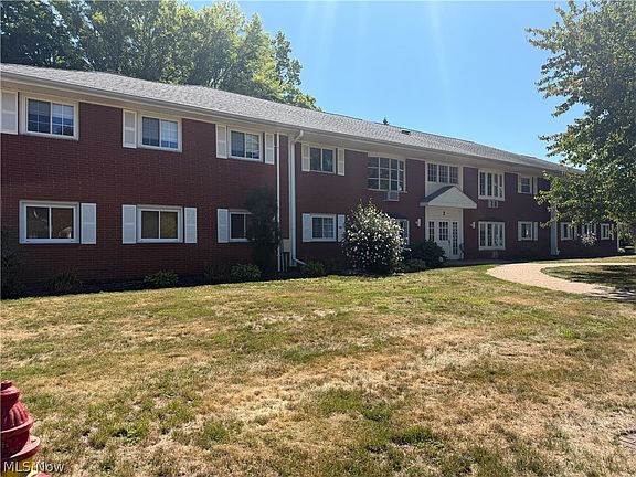 2nd image of 2 Meadowlawn Dr Unit 8