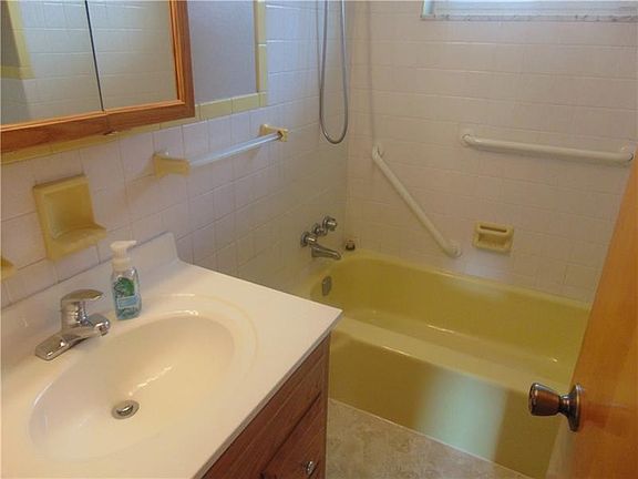 5th image of 307 Highland Ave