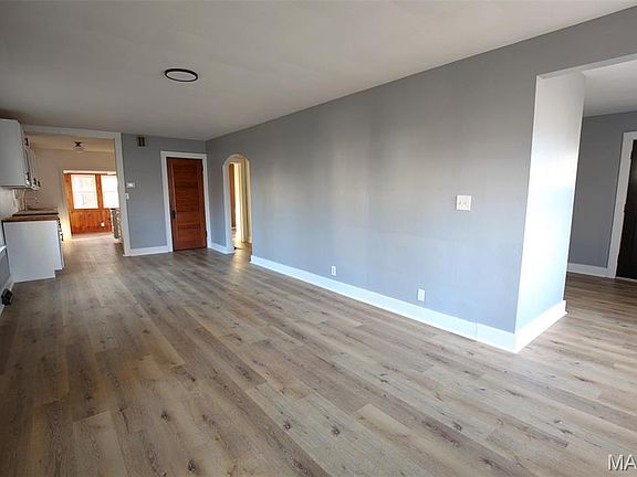 5th image of 906 W Jackson Ave