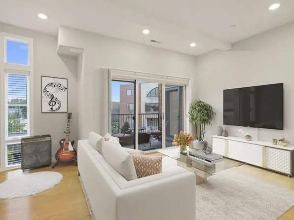 17 Holland St #301, Somerville, MA 02144