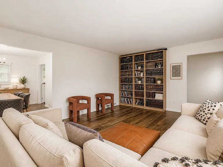 2349 Beverly Pl — Photo 4