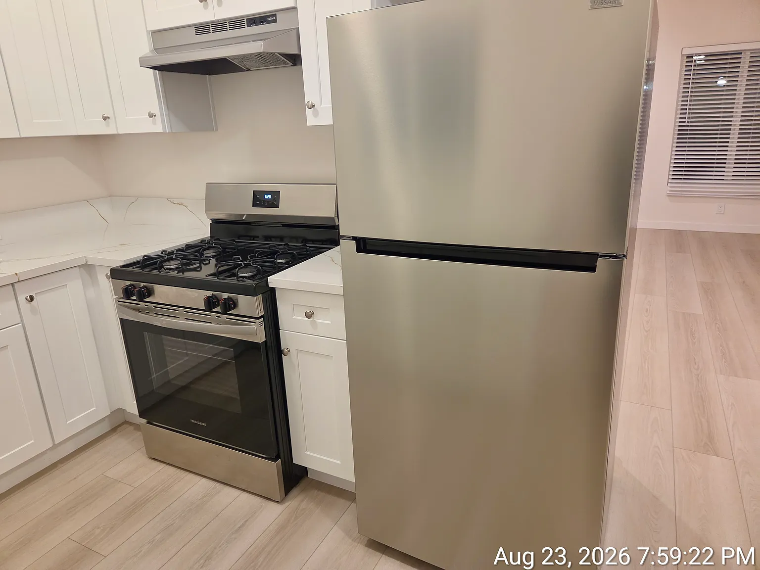 510 W Hyde Park Blvd — Photo 2