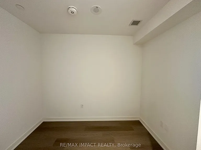 448 Burnhamthorpe Rd W — Photo 8