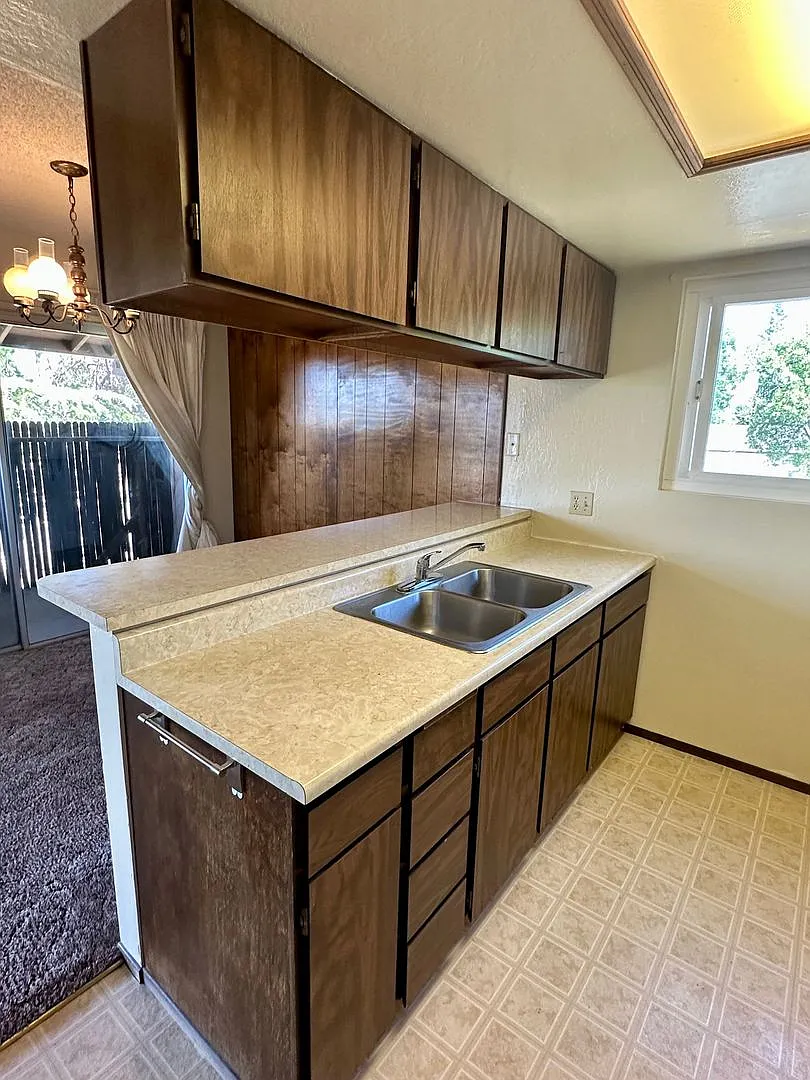 320 Vine St. — Photo 3