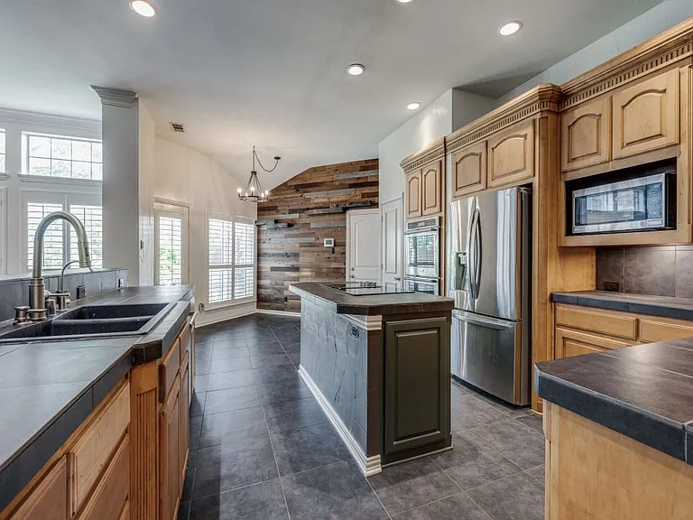4684 Old Pond Dr — Photo 4