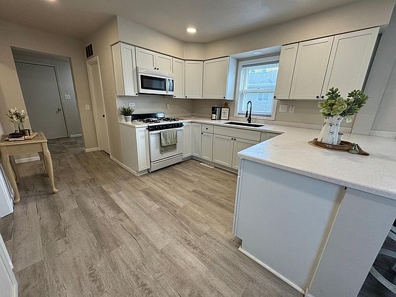 4th image of 709 Center St E