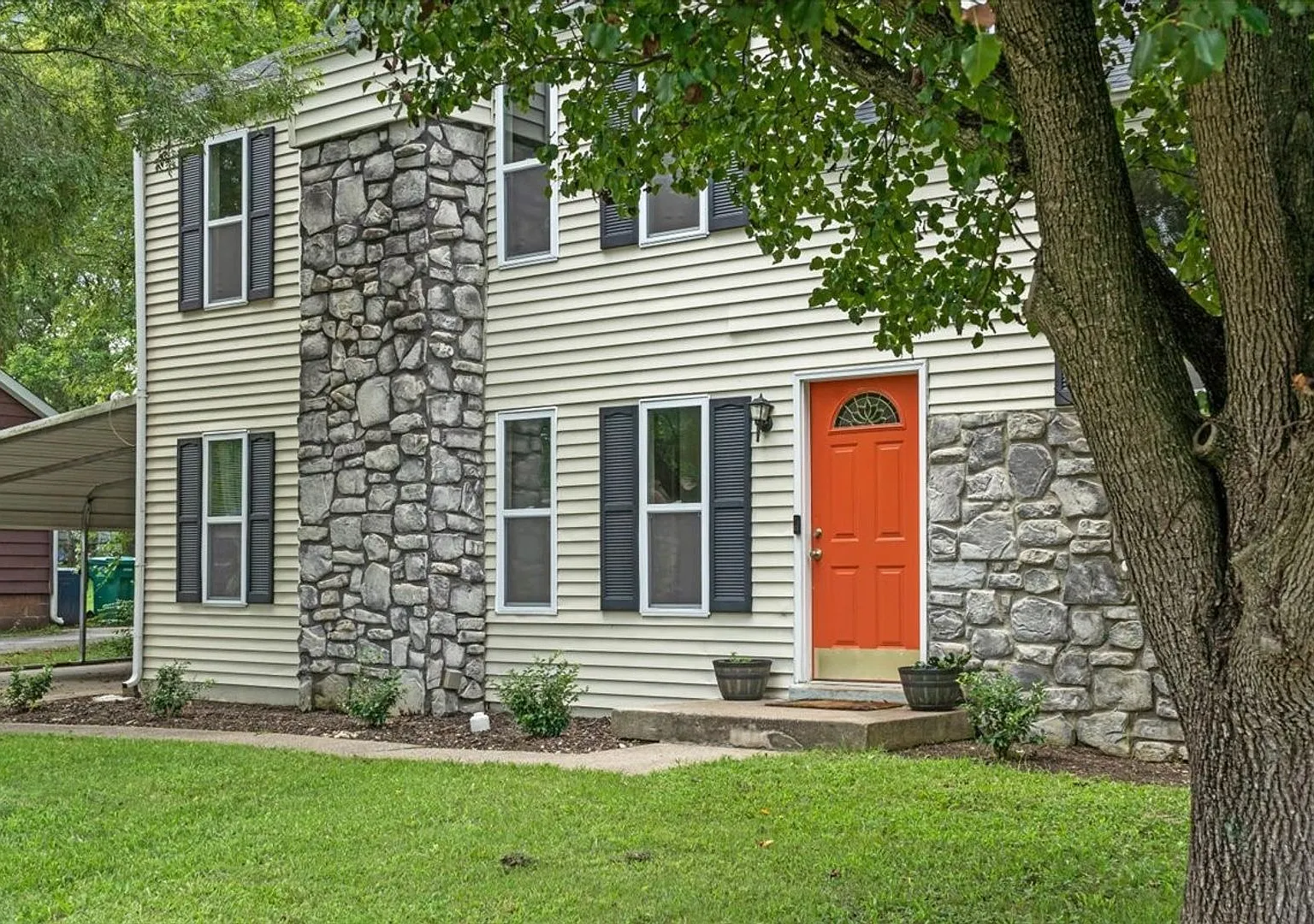 Prime Location Rental! — Photo 1