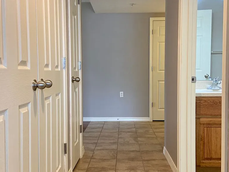 142 E Vixen Cres — Photo 23