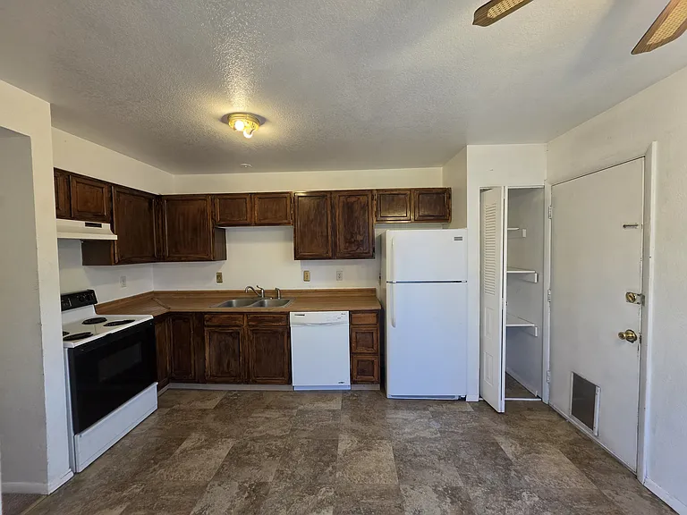 627 1/2 Highline Dr — Photo 7
