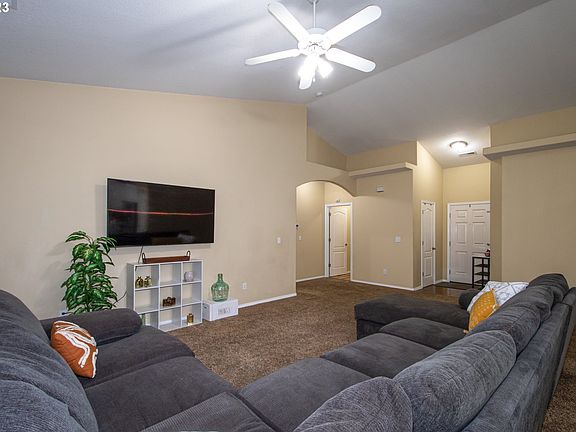 Living Room>