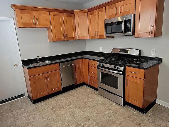 4th image of 2643 Emerald St