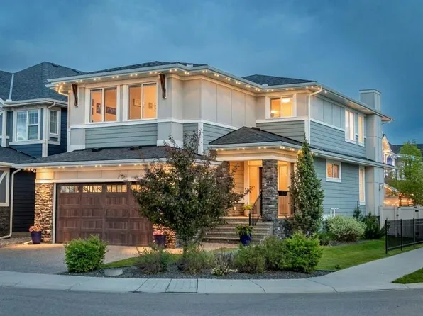 77 W Grove Way SW, Calgary, AB T3H 1Y8