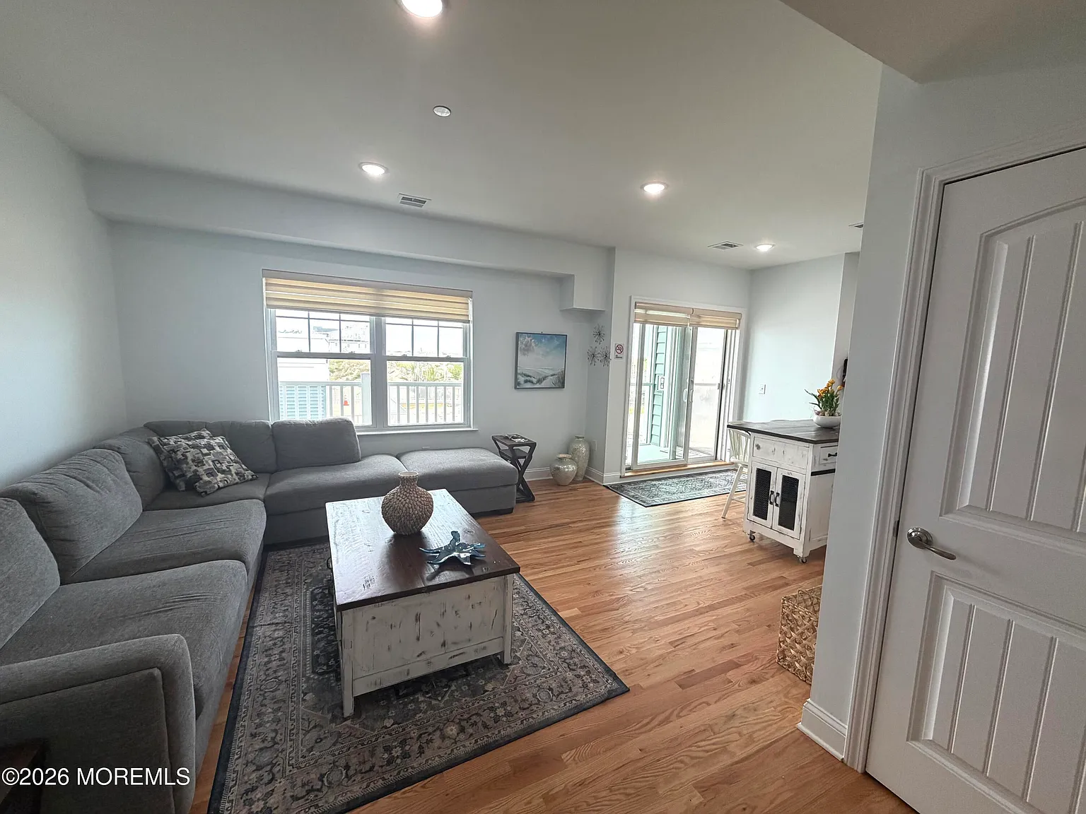2 bed, 800 sqft, $2,500 — Photo 1