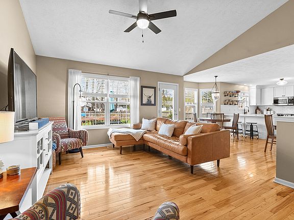 4th image of 2912 Mandarin Grove Ln