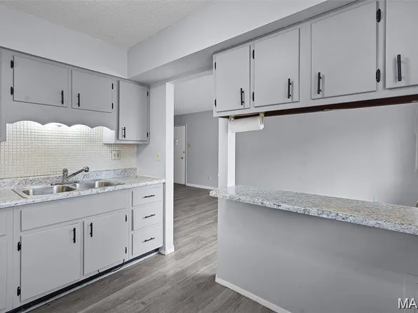8729 Sieloff Dr APT A, Hazelwood, MO 63042