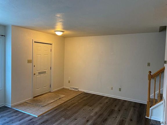 3rd image of 553 Edward St