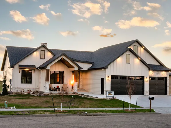 2103 Tule Ln, Bismarck, ND 58503
