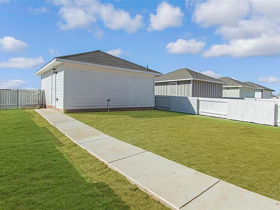 3rd image of 418 Hortus Dr