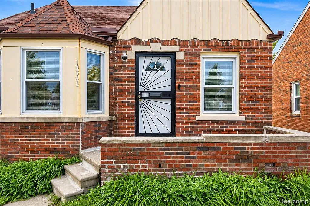 2 bed, 1.0 bath, 1046 sqft, $1,299 — Photo 2