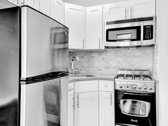 4th image of 211 Jefferson Ave #3L