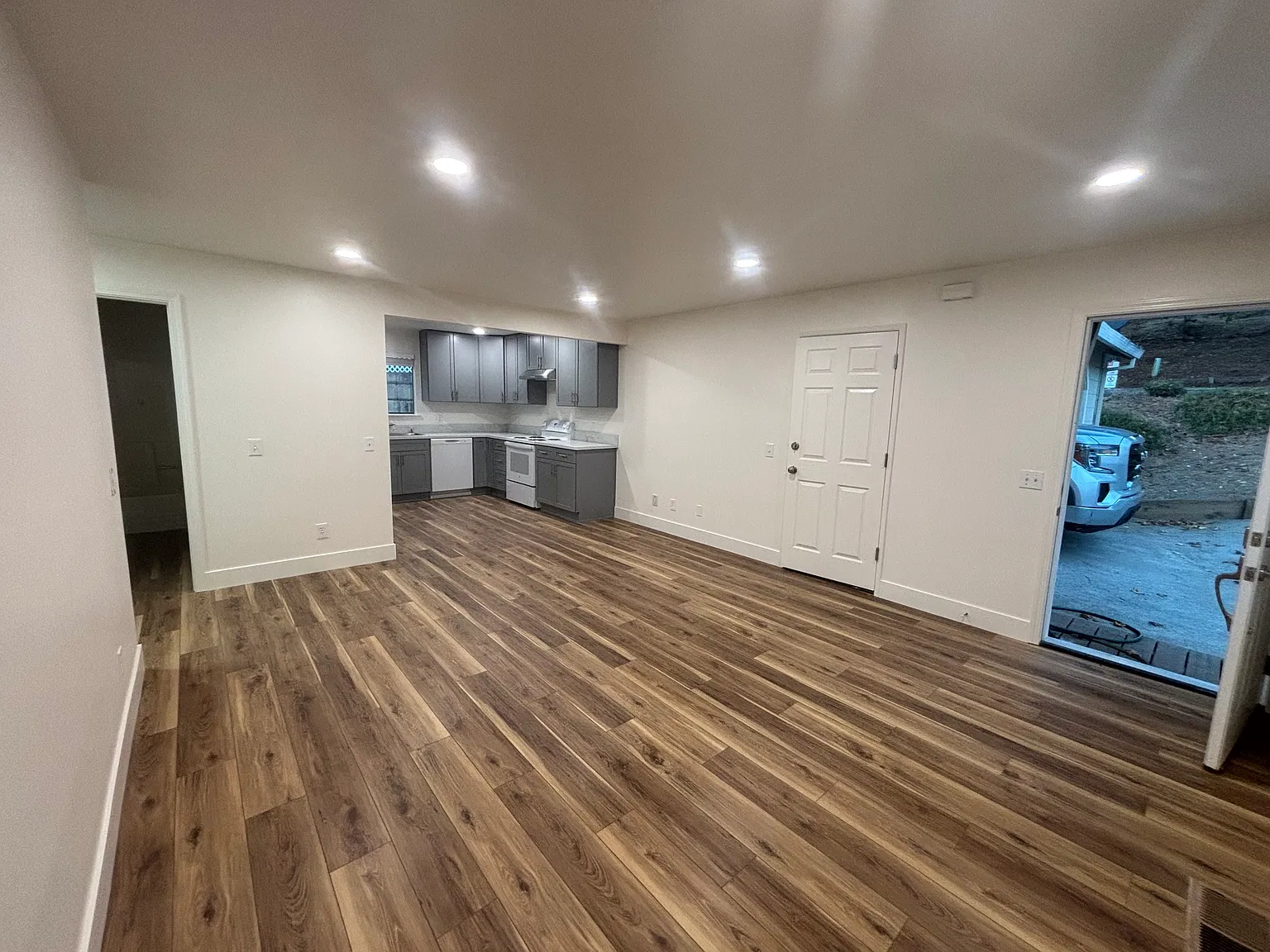 2 bed, 900 sqft, $2,000 — Photo 2