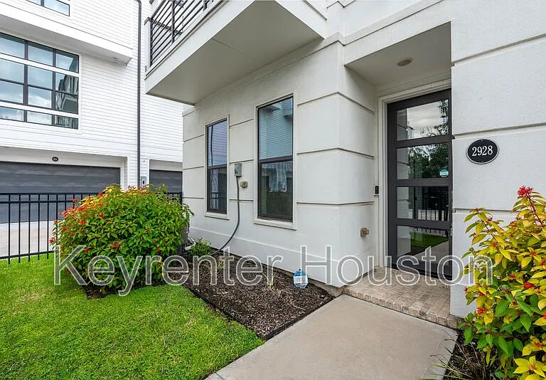 2928 Lamar St — Photo 2
