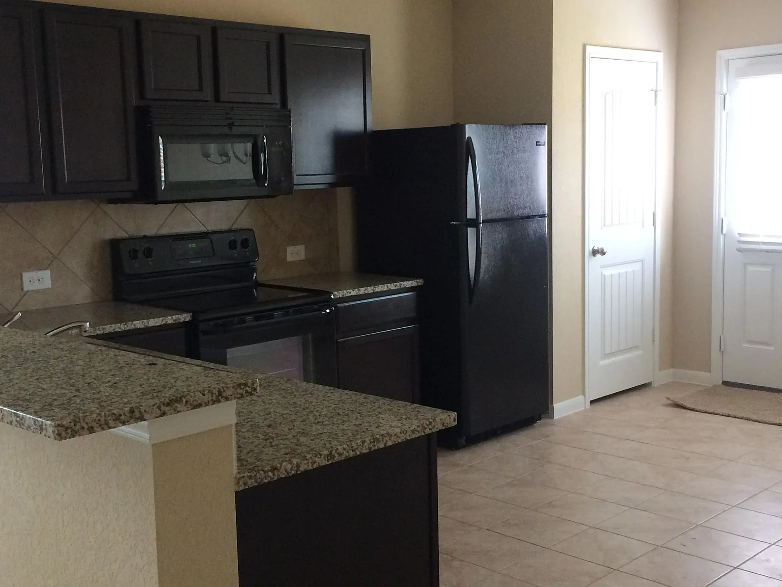 3 bed, 1370 sqft, $1,900 — Photo 2
