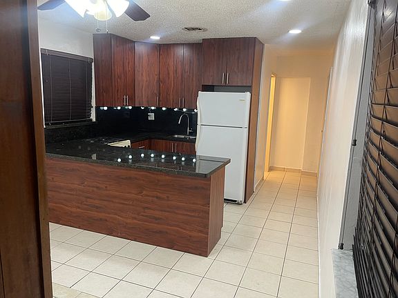 3rd image of 1075 W 23rd St