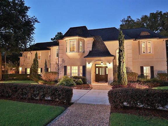 ELEGANCE AND SIMPLICITY WITH FRENCH TRADITIONAL LINES OF ARCHITECTURE - Built by architect Don Hand this French neoclassical estate is positioned on approximately 17,480 sq ft of manicured grounds. Masterfully in tune with its surroundings, this resi