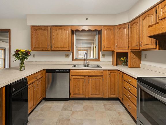 5th image of 32 Dufresne Drive