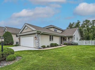 5750 Heather Ridge Dr, Shoreview, MN 55126