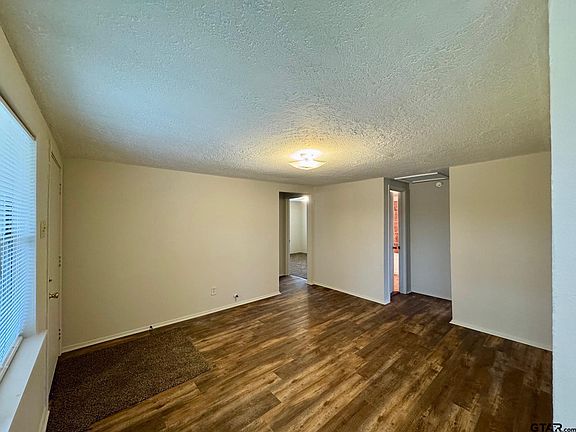 4th image of 402 W Austin St