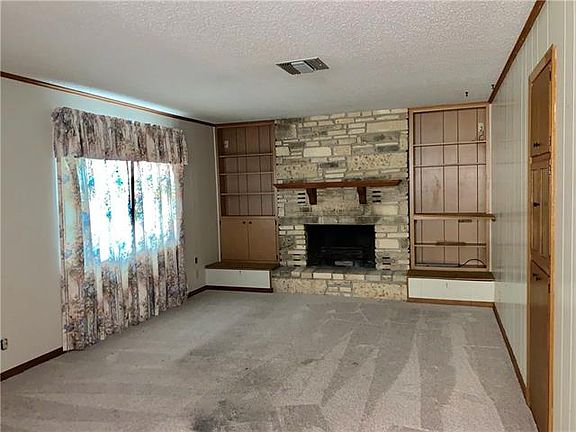 2nd image of 304 E Bluebriar Dr