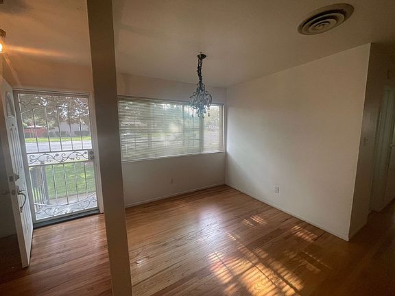 3rd image of 3016 Chestnut Hill Dr