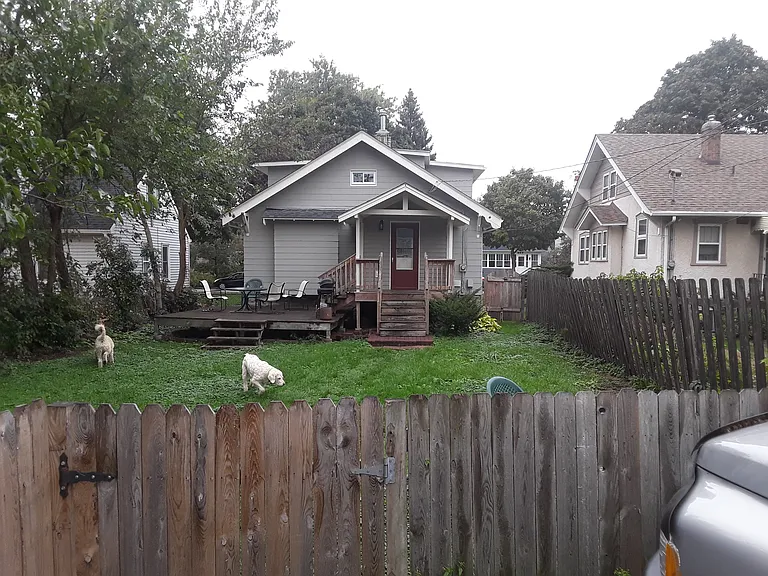 872 20th Ave SE — Photo 2