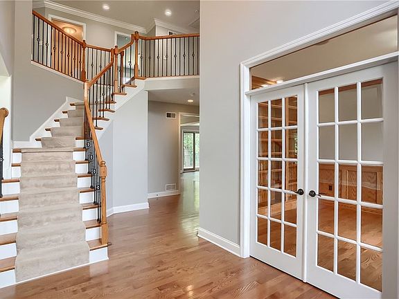 3rd image of 818 Mount Pleasant Rd