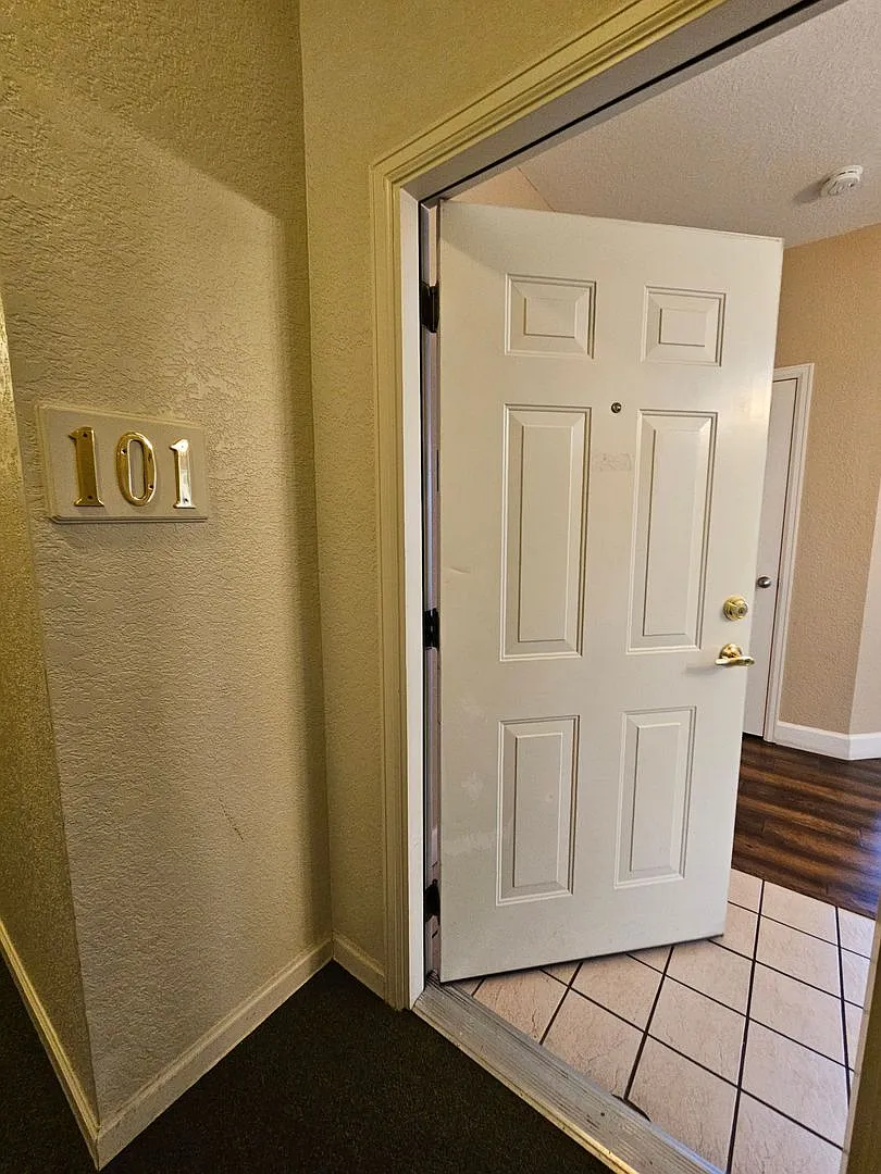 Beautiful Ground Floor Condo, Steps From Light Rail - Close to Fitzsimmons/DIA — Photo 3