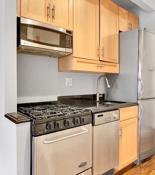 202 E 13th St #3G — Photo 5