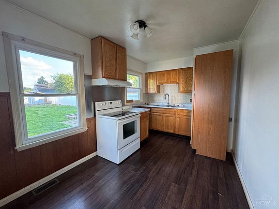 4th image of 1145 Saint Clair Ave