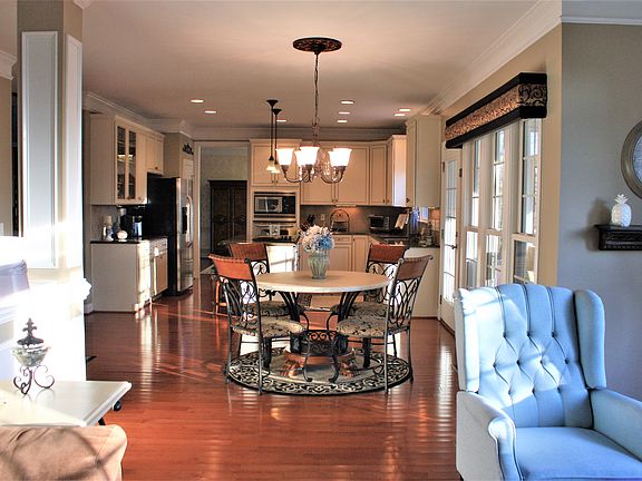 Kitchen-Eating Area