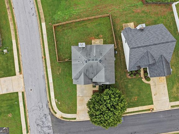 4th image of 10 Adelaide Dr