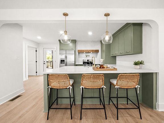 5th image of 909 W 50th St