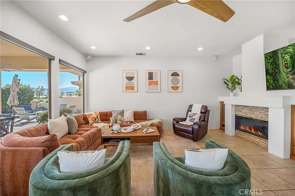 3 bed, 2205 sqft, $4,599 — Photo 4