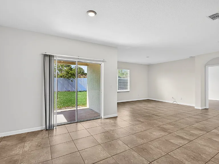 393 SW Tarra Ave — Photo 7