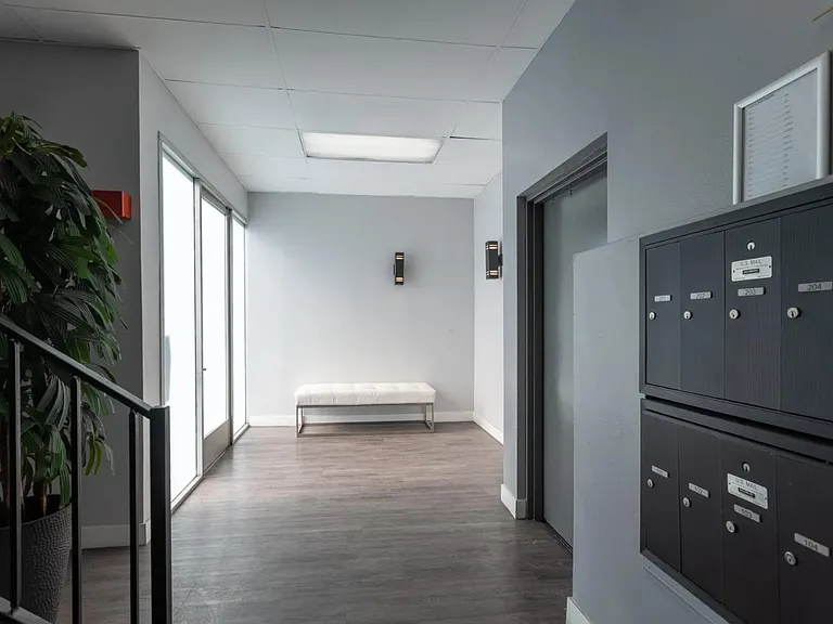 314 South Manhattan Place — Photo 3