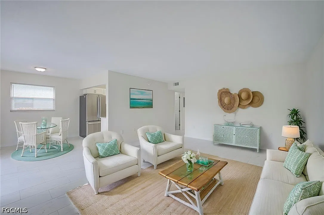 3225 E Riverside Dr — Photo 3