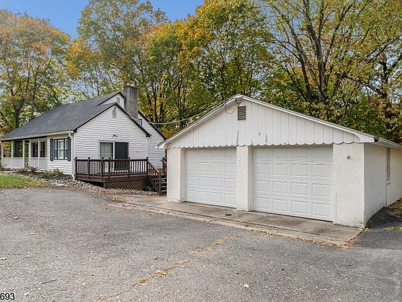 2nd image of 324 Tunnel Rd