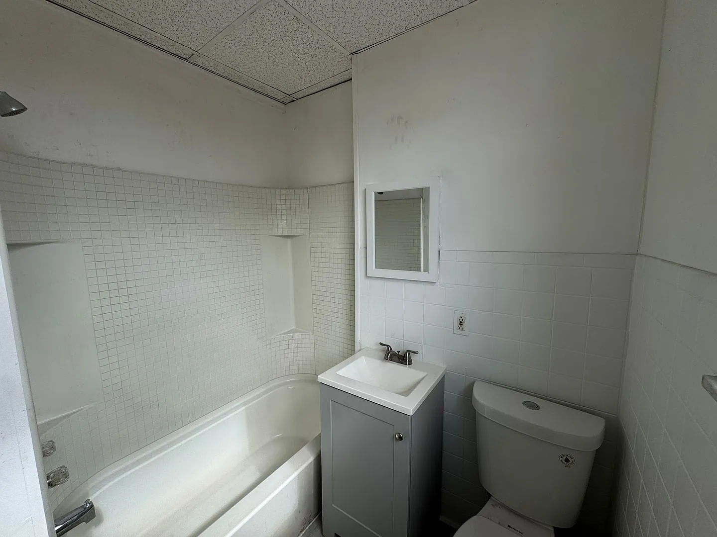 Available Now!! 5 Bed 1 Bath Single Family Home! — Photo 2