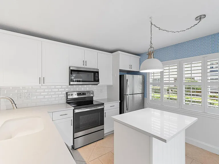 2406 SW Danbury Ln — Photo 12